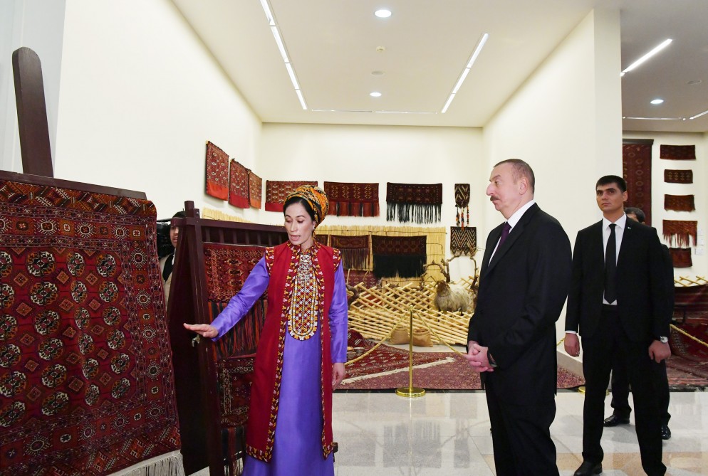 President Ilham Aliyev viewed Turkmen national carpet museum