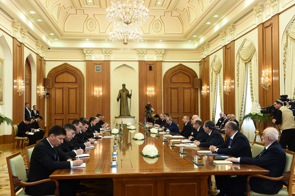 Azerbaijani, Turkmen presidents hold expanded meeting