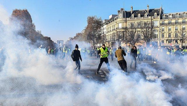 Riot police use teargas against protesters in Paris