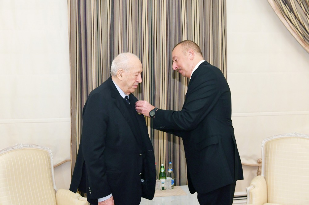 President Ilham Aliyev presents Labor Order 1st Class to People’s Artist Tahir Salahov