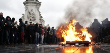 Paris shutters itself in fear of worsening protest violence