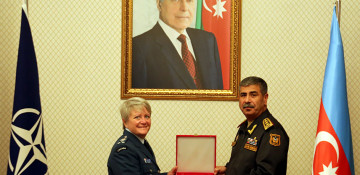 Azerbaijani defense minister meets with commandant of NATO Defense College 