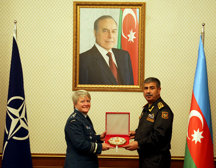 Azerbaijani defense minister meets with commandant of NATO Defense College 