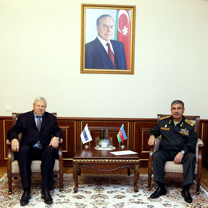 Azerbaijan defense minister mulls contact line situation with Kasprzyk