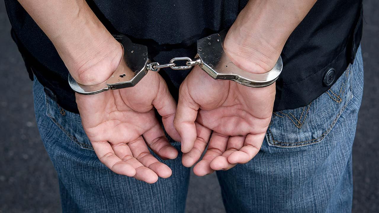 Armenian police officer caught red-handed while taking bribe  