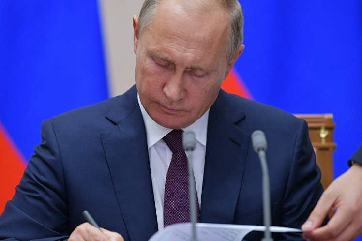 Putin signs decree easing citizenship rules for residents of Ukrainian regions