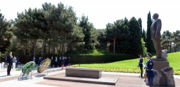 Czech delegation pays respect to national leader Heydar Aliyev and Azerbaijani martyrs