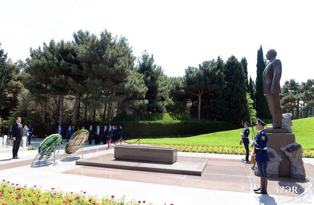 Czech delegation pays respect to national leader Heydar Aliyev and Azerbaijani martyrs