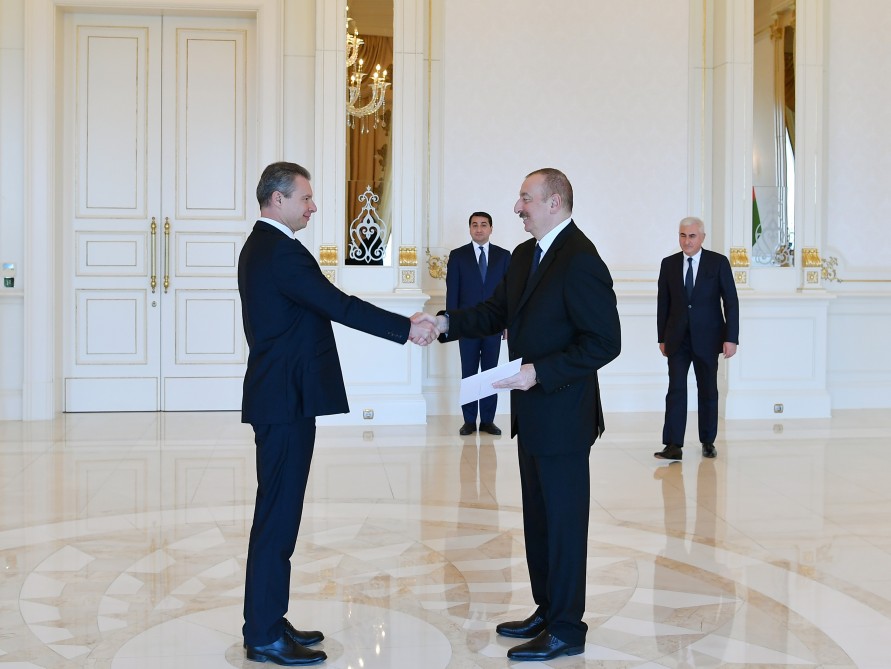 Azerbaijani president receives credentials of incoming Ukrainian ambassador