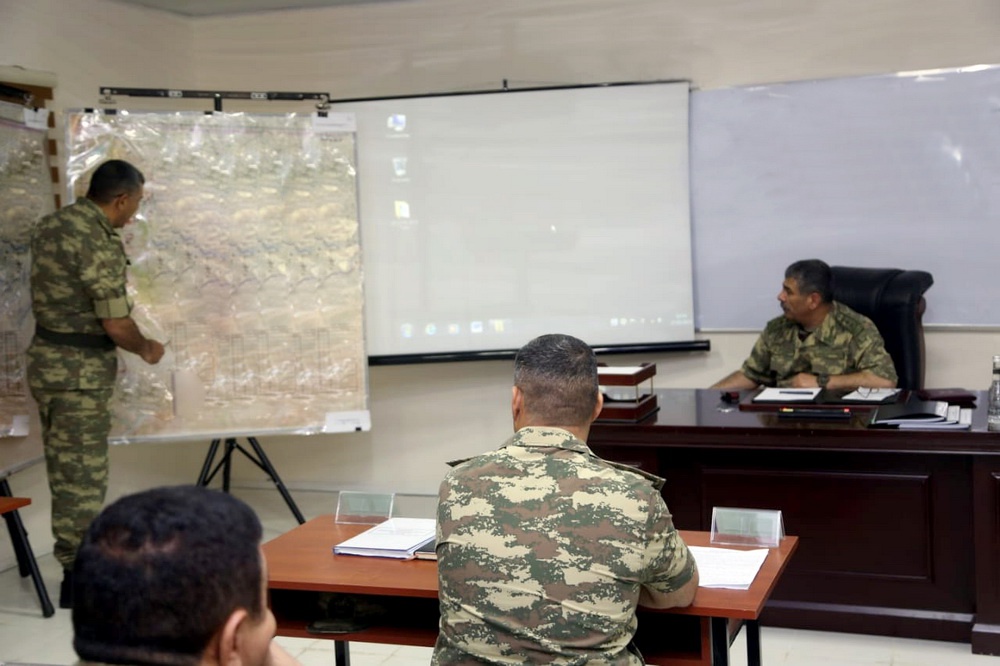 Azerbaijani defense minister gives instructions on troops control during large-scale drills - VIDEO