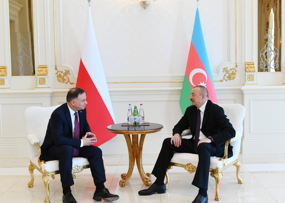 Azerbaijani, Polish presidents hold one-on-one meeting