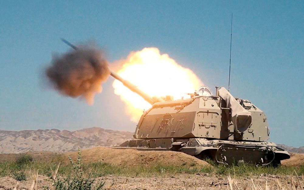 Azerbaijani artillery fires Msta-S howitzers