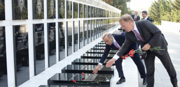 Vice-president of German Bundestag visits Alley of Martyrs