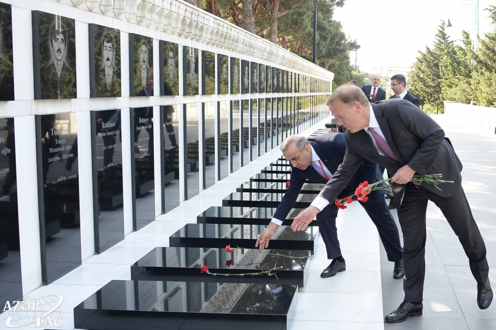 Vice-president of German Bundestag visits Alley of Martyrs