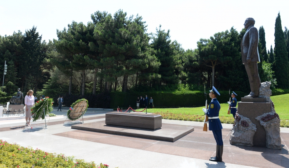 Bulgarian Deputy PM pays respect to national leader Heydar Aliyev and Azerbaijani martyrs
