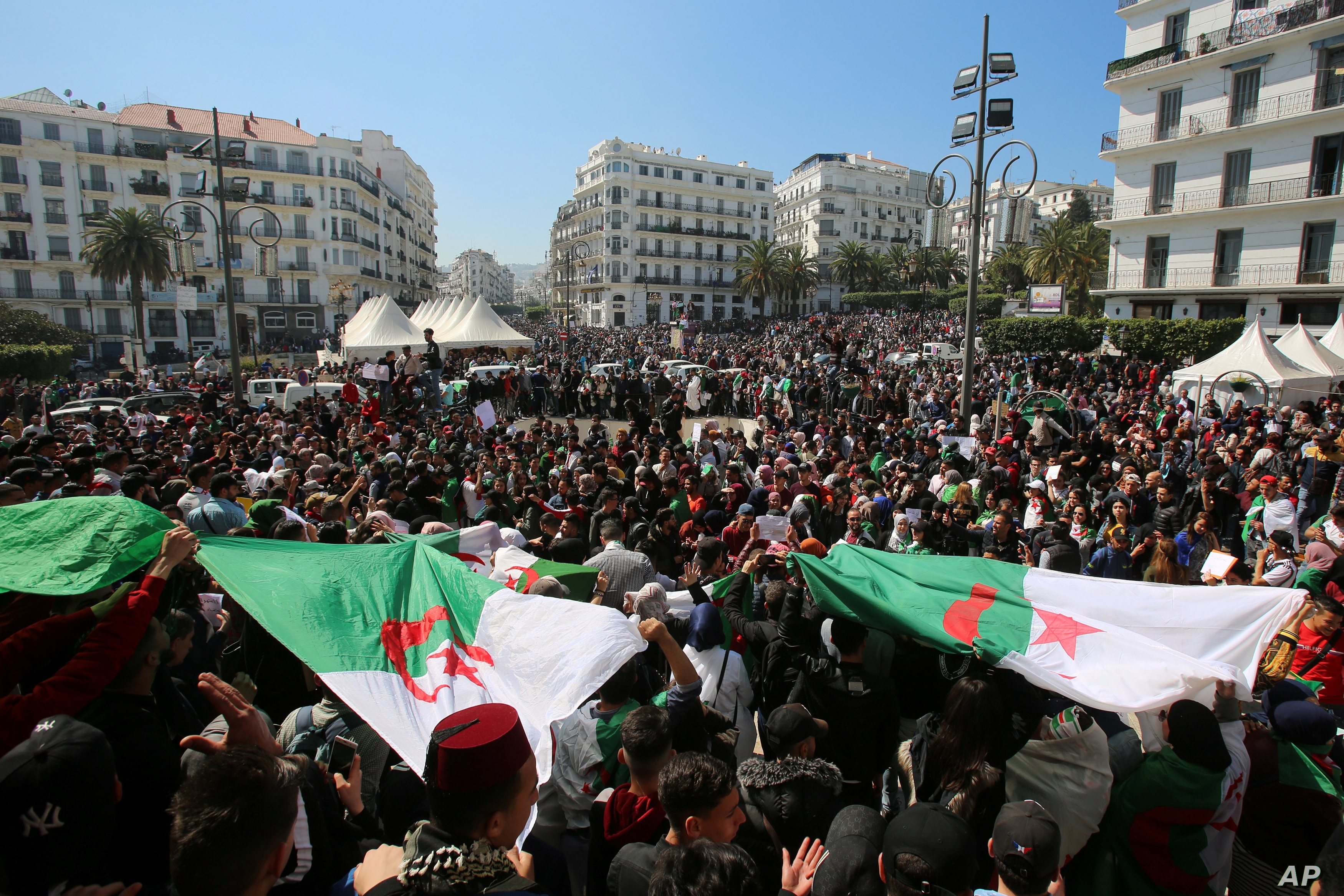 Thousands protest in Algeria capital, break police cordon