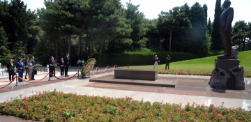 Chinese delegation pays respect to national leader Heydar Aliyev and Azerbaijani heroes