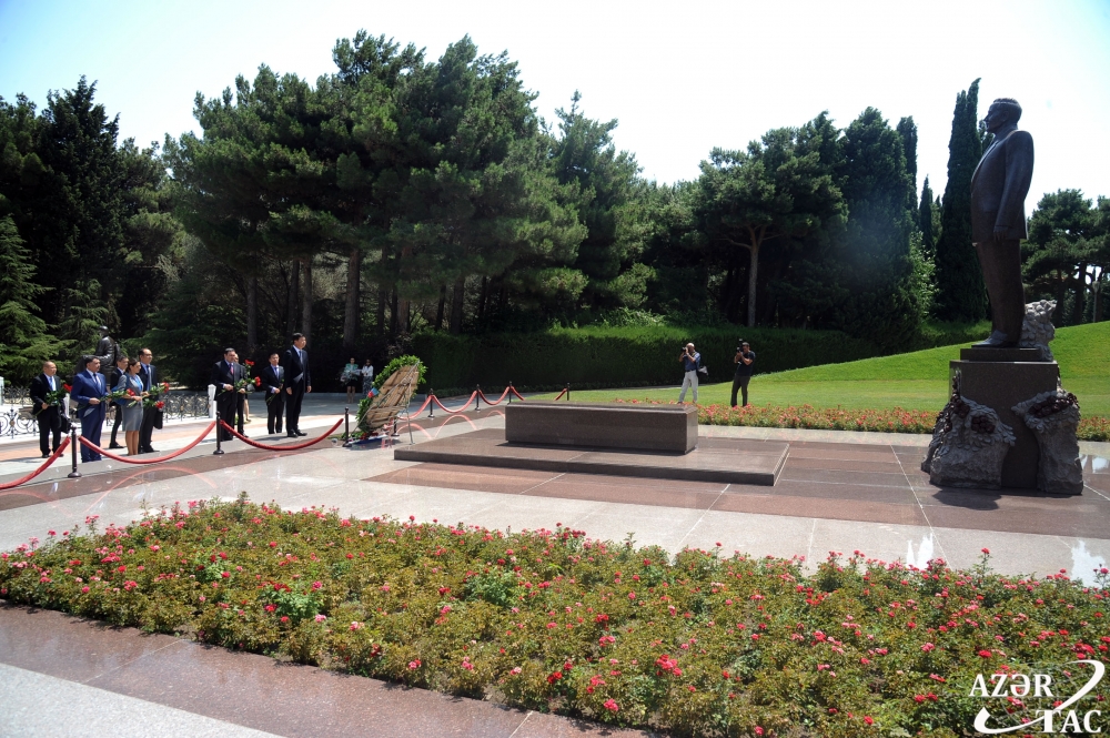 Chinese delegation pays respect to national leader Heydar Aliyev and Azerbaijani heroes