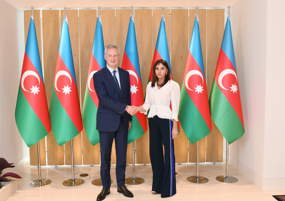 First VP Mehriban Aliyeva meets with French minister of economy and finance