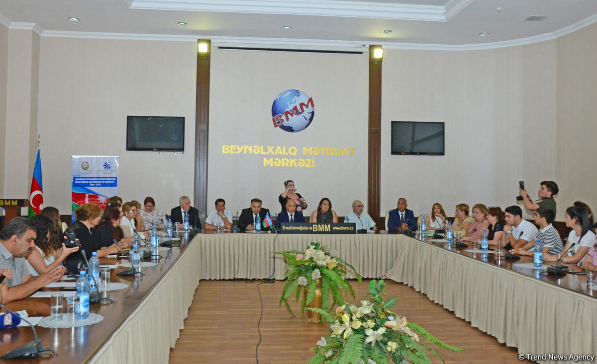 Azerbaijani national anthem performed in sign language 