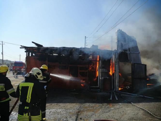 22 firefighting machine, 60 live forces involved in extinguishing fire at the construction materials market 