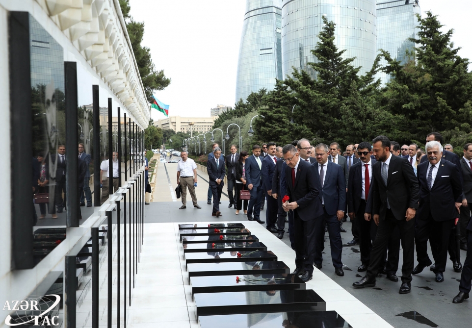 Turkish vice president pays respect to Azerbaijani martyrs