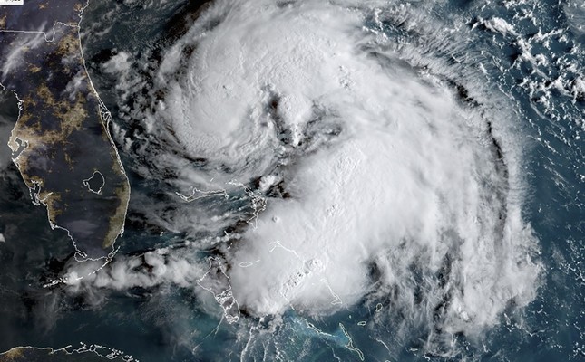 Hurricane Humberto heads for Bermuda, endangering US coast