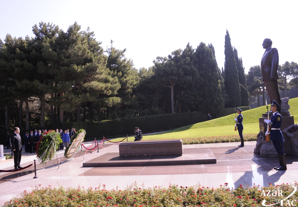 Speaker of South Korea`s National Assembly pays respect to national leader Heydar Aliyev and Azerbaijani martyrs