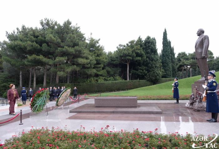 Turkmen Parliament chairperson pays respect to national leader Heydar Aliyev and Azerbaijani martyrs
