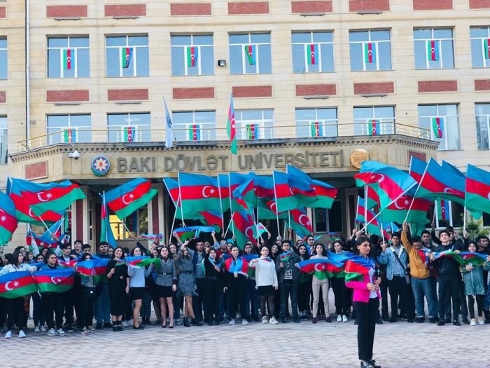 Students hold flash mob in Baku to mark National Flag Day 