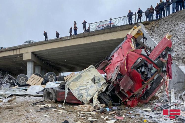 2 die as truck overturns from bridge in Baku