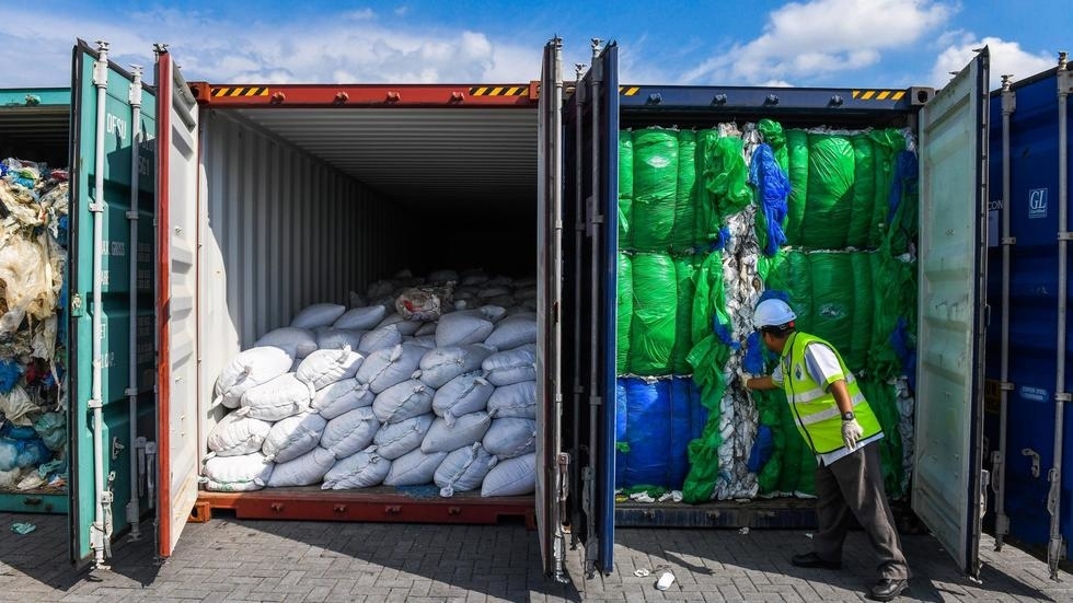 Britain to take back plastic waste from Malaysia