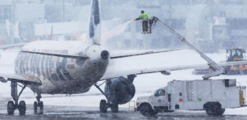 Snow cancels hundreds of U.S. flights, delays thousands