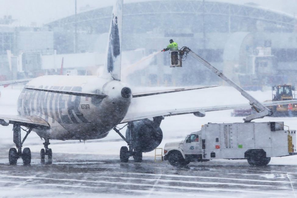 Snow cancels hundreds of U.S. flights, delays thousands