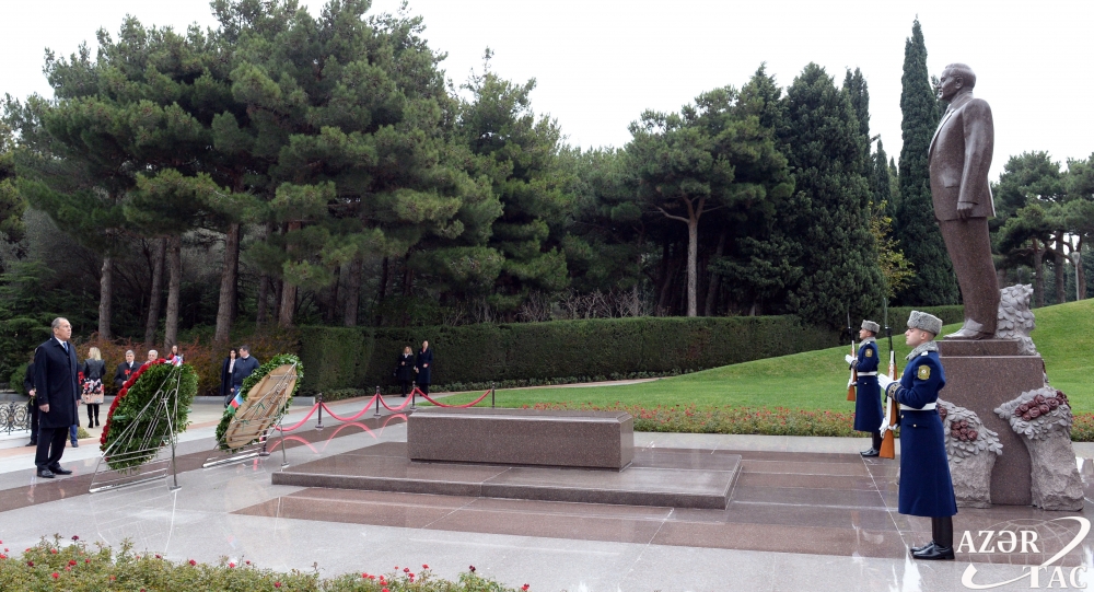 Russian FM pays respect to national leader Heydar Aliyev and Azerbaijani martyrs