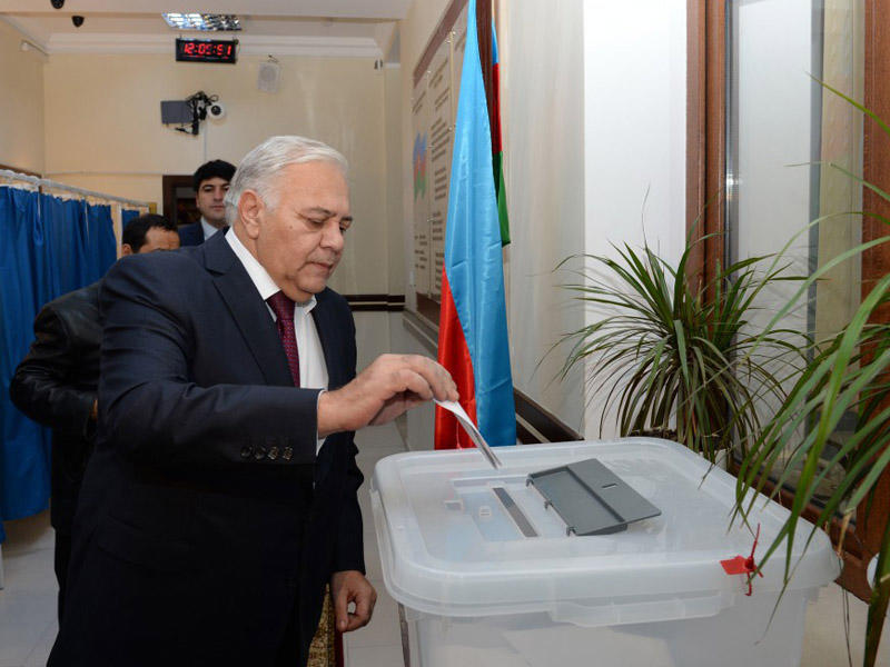 Azerbaijani parliament speaker votes in municipal elections 