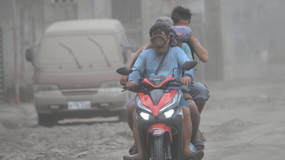 Philippines struggles to keep evacuees away from volcano