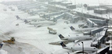 Hundreds of flights canceled in Chicago airports over heavy snowfall