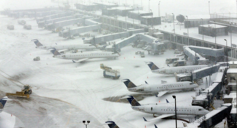 Hundreds of flights canceled in Chicago airports over heavy snowfall