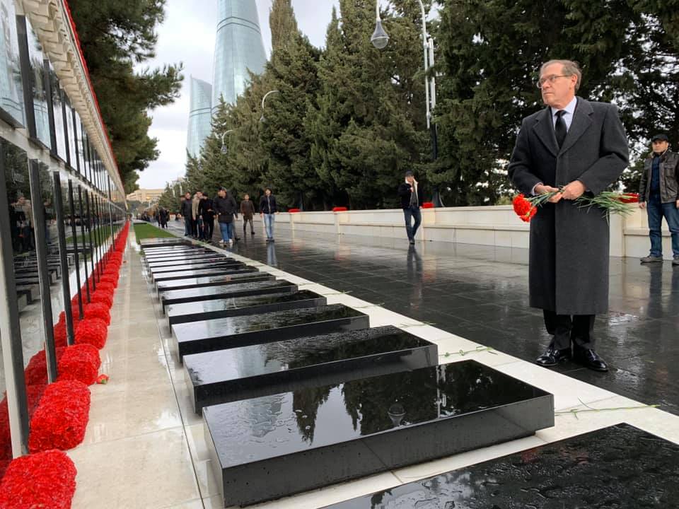 U.S. ambassador pays respect to Azerbaijani martyrs 
