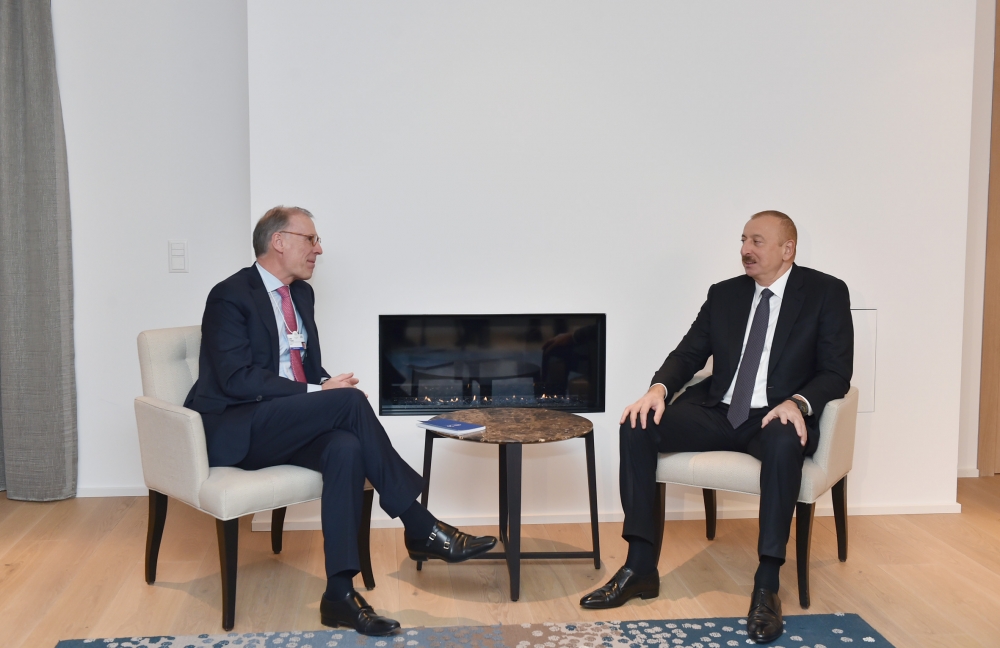 President Ilham Aliyev meets with Carlsberg Group CEO in Davos
