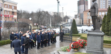 Azerbaijani delegation visits monument to national leader Heydar Aliyev in Kyiv