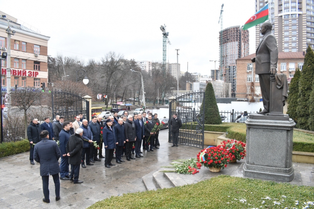 Azerbaijani delegation visits monument to national leader Heydar Aliyev in Kyiv