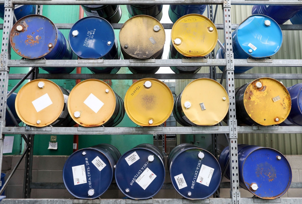 Oil prices fall on world markets