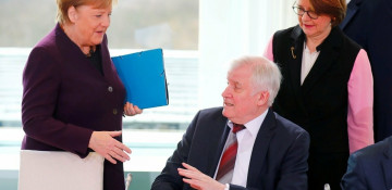 German Interior Minister refuses to shake hands with Chancellor - VIDEO