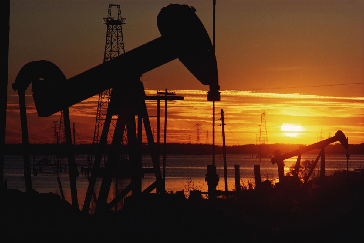 Oil prices bounce 7% after rout on stimulus hopes