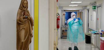 Italy sees 812 more coronavirus deaths, but new cases fall steeply