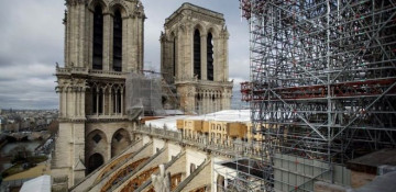 Notre Dame fire: Fragile old lady of Paris waits for rescue