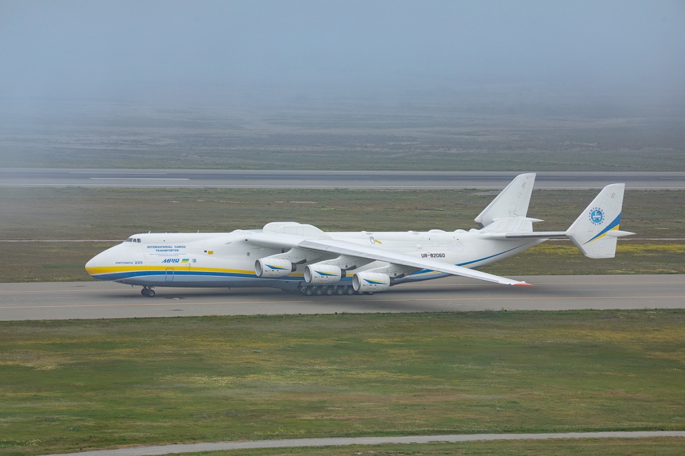 World's largest aircraft lands in Baku (VIDEO)