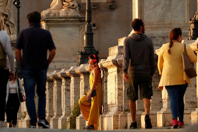 Italy tops 30,000 coronavirus deaths, new cases edge down